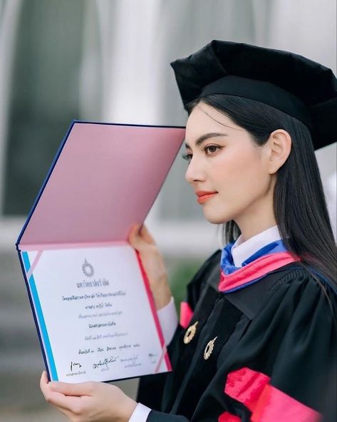 Graduation Pictorial Studio, School Winter Formal Dresses, Graduation Outfit Ideas University, Couple Graduation Pictures, Graduation Pic Ideas, Grad Photography, Davika Hoorne, College Graduation Photos, Graduation Photography Poses