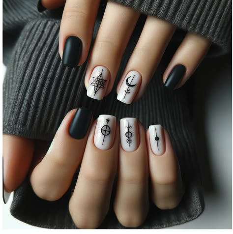 Halloween Nail Ideas, Halloween Manicure, Witch Nails, Witchy Nails, Fall Nail Art Designs, Round Nails, Halloween Nail Designs, Fall Nail Art, Halloween Nail