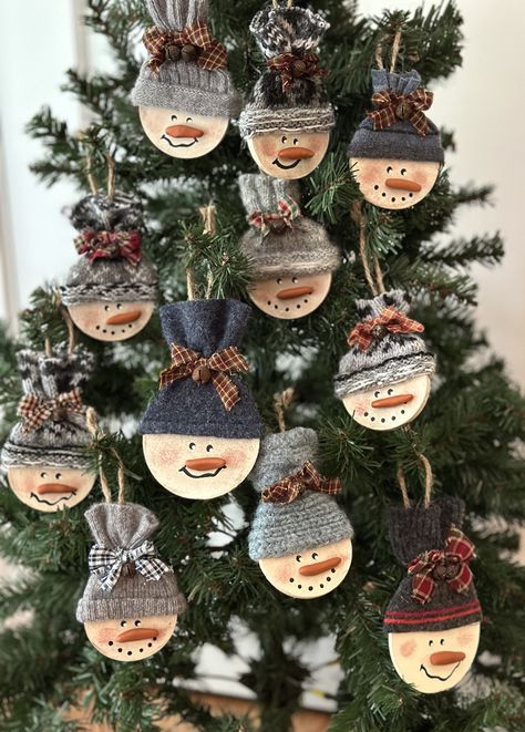 Unique Christmas Diy Decor, Christmas Log Crafts, Small Wooden Ornaments Diy, Wood Disc Snowman, Snowmen Ornaments To Make, Yarn Crafts For Adults Easy Diy, Sliced Wood Ornaments Diy, Christmas Wood Snowman, Diy Christmas Wooden Ornaments