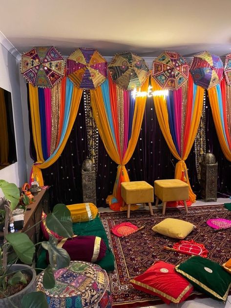 Mehndi Decoration Ideas At Home, Mehndi Decoration Ideas, Haldi Decoration Ideas, Haldi Ceremony Decorations, Nikah Decor, Mehendi Decor Ideas, Simple Stage Decorations, Wedding Decor Photos, Wedding Decoration Ideas