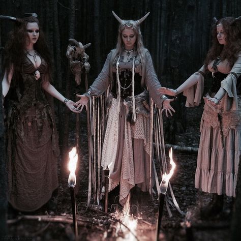 Pinterest: ρσяcєℓαιиIV Fantasy Things, Wiccan Rituals, Witch Craft, Witch Magic, Season Of The Witch, Beltane, Witch Aesthetic, Witch Art, Witchy Woman