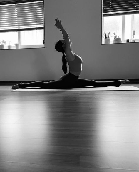 Fitness Wallpapers, Workout Wallpaper, Split Yoga, Fitness Wallpaper, Beautiful Yoga Poses, Yoga Aesthetic, Ballet Workout, Aesthetic Brown, Yoga Pictures