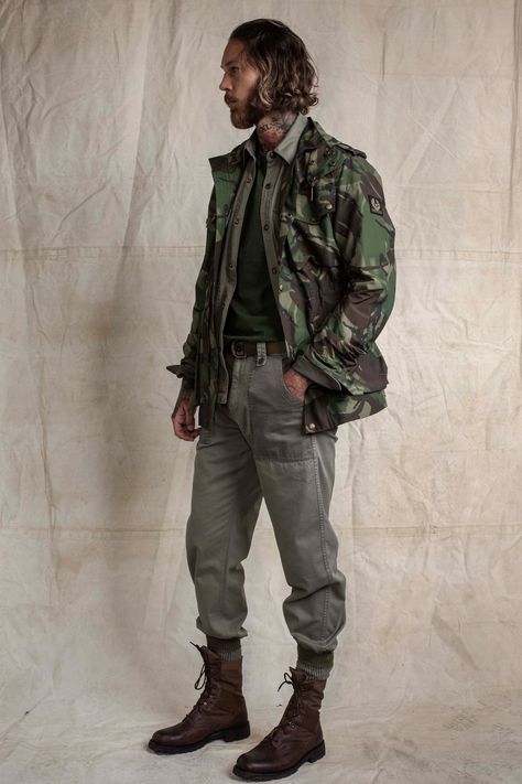 Belstaff Spring 2020 Menswear Military Fashion Menswear, Military Style Man, Military Inspired Fashion, M65 Field Jacket, 2016 Menswear, Military Men, Menswear Fashion, Men Fashion Casual Outfits, Menswear Collection