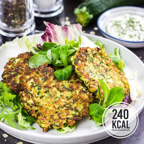 Kalorienarme Zucchini-Puffer zum Abnehmen mit Haferflocken. Knusprig und herzhaft, super Mittagessen, Abendessen oder Snack während einer Diät. Kalorienarmes Kochen. Schnelle Rezepte zum Abnehmen. - kaloriengeniessen.de #zucchini #puffer #fritters #herzhaft #schnellundeinfach #kaloriengeniessen #rezeptezumabnehmen Zucchini Pancakes, Zucchini Puffer, Easy Zucchini, Oatmeal Pancakes, Ketogenic Diet Recipes, Eat Smart, Vegetarian Dinner, Aioli, Chicken Casserole