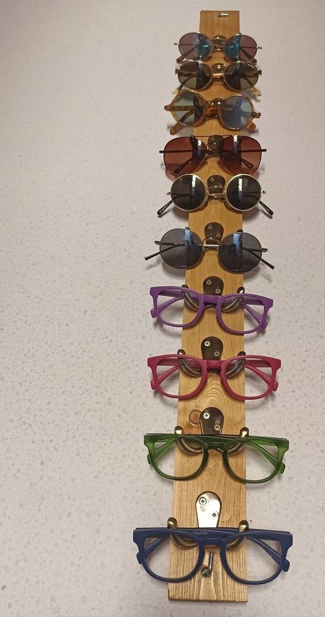 Sun Glass Organization, Eye Glass Storage Ideas, Glasses Display Ideas, Glasses Holder Diy, Diy Sunglasses Organizer, Sunglasses Holder Diy, Diy Glasses Holder, Sunglasses Organization, Diy Sunglasses Holder