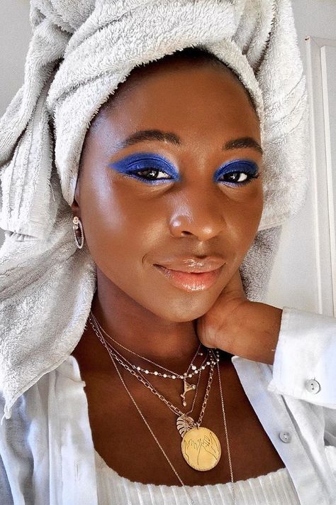 Some Makeup Looks That Are Just a Delight (and Easy to Re-Create) Blue Makeup Blue Eyes, Fun Blue Makeup Looks, Cute Simple Makeup Looks Natural, Cute Simple Makeup Looks, Blue Eye Show Makeup, Coachella Makeup Ideas, Simple Blue Eye Makeup, Simple Makeup Looks Natural, Blue Eyeshadow On Brown Skin