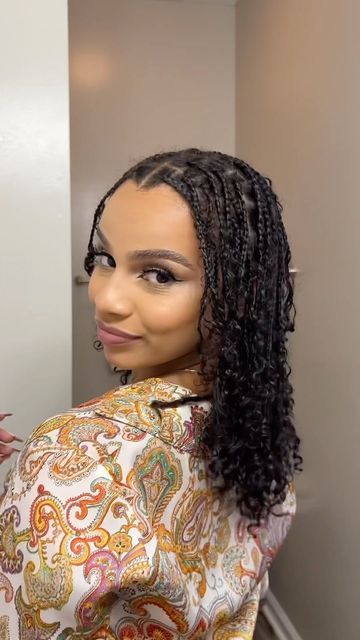 Natasha on Instagram: "One thing about me, I’m including kitty! Here’s all the little tips, details, and products I use for Goddess/Boho Braids 😚🤌🏽🤌🏽⁣ ⁣ This is my first time doing braids without adding fake hair and I love that it’s the perfect mix between a protective style and still getting to play with my curls.⁣ ⁣ I prefer to blow dry first in order to make them a little longer and only pull out 2-3 SMALL strands of hair. ⁣ ⁣ Minimal product is best to let your hair breathe so I only u Mini Goddess Braids, Mini Boho Braids, Braid Outs On Natural Hair, Bohemian Braids Natural Hair, Natural Boho Braids, Goddess Boho Braids, Boho Braids Natural Hair, Mini Braids On Natural Hair, Short Boho Braids