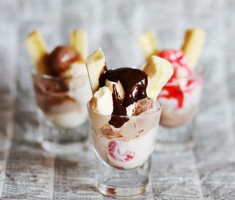 mini banana split sundaes Banana Split Pudding Cups, Mini Banana Splits, Banana Splits, Banana Yogurt Sundae, Banana Splits Sundae, Sundae Glasses, Mini Bananas, Small Desserts, Banana Split