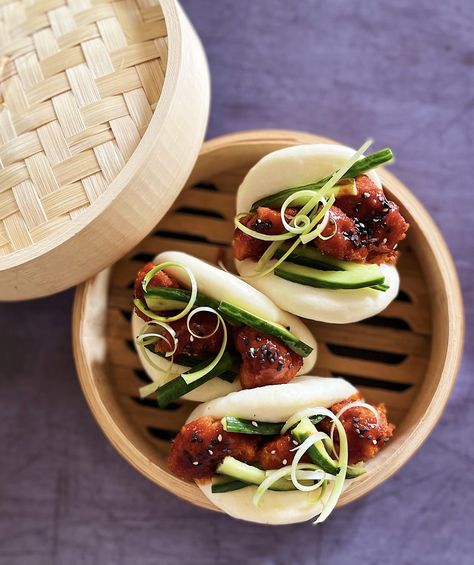 Veg Bao Buns, Vegetarian Bao, Gochujang Cauliflower, Resep Vegan, Kewpie Mayonnaise, Red Pepper Paste, Pickled Cucumber, Spicy Cauliflower, Gochujang Sauce