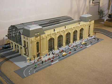 Train Station Design Concept, Lego Train Station, Lego Station, Lego Hobby, Lego City Train, Barrel Vault, Lego Train Tracks, Lego House Ideas, Lego Train