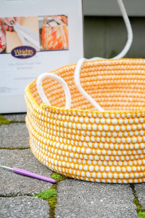 Crochet Over Cord Basket, Crochet Basket With Rope, Coil Crochet Basket, How To Make Coiled Baskets, Crochet Cord Basket, Rope Crochet Basket, Crochet Dog Basket, Fabric Coiled Baskets Diy, Rope Coil Basket Diy