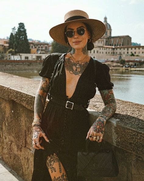 Boho Outfits For Thick Body Type, Cool Style Edgy Summer, Edgy Cruise Outfits, Grunge City Outfits, Dark Classic Style, Edgy Wedding Guest Dress, Edgy Cocktail Outfit, Punk Western Fashion, Edgy Style Aesthetic