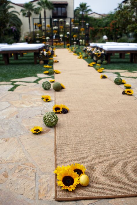 Walkway For Wedding, Sunflower Reception, Fall Arch, Wedding With Sunflowers, Sunflower Wedding Decorations, Sunflower Themed Wedding, Vintage Bouquet, Arch Decoration Wedding, Wedding Fall