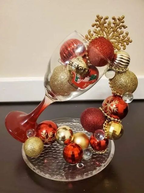 Wine Glass Christmas Decorations, Wine Glass Christmas, Christmas Candle Decorations, Glass Christmas Decorations, Wine Glass Crafts, Christmas Centerpieces Diy, Easy Christmas Decorations, Diy Christmas Decorations Easy, Holiday Crafts Christmas