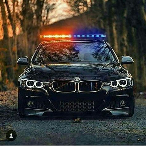 BMW police car... *drooling* M4 Black, F82 M4, Carros Bmw, Car Wheels Diy, Wheel Craft, Ford Mustang Car, Car Wheels Rims, Mc Laren, Mustang Cars