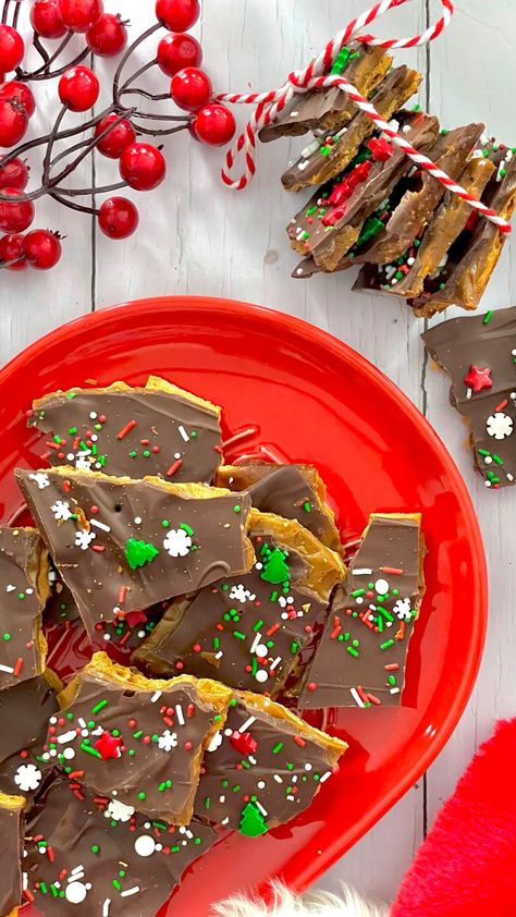 Christmas Crackle, Recipe With Chocolate Chips, Oatmeal Lace Cookies, Saltine Cracker Toffee, Saltine Toffee, Christmas Bark, Chocolate Crackles, Toffee Candy, Cracker Toffee