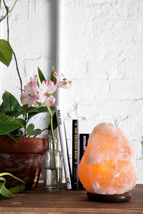 Love this Himalayan salt lamp. Interior Boho, Salt Lamps, Himalayan Salt Lamp, Salt Lamp, Cool Ideas, Natural Home Decor, Himalayan Salt, Décor Diy, Natural Home