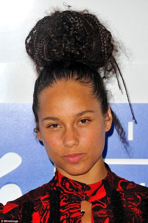 Alicia Keys No Makeup, Skin Mask, Skin Secrets, Alicia Keys, Skincare Video, Glowing Complexion, Skin Routine, Tan Skin, Without Makeup