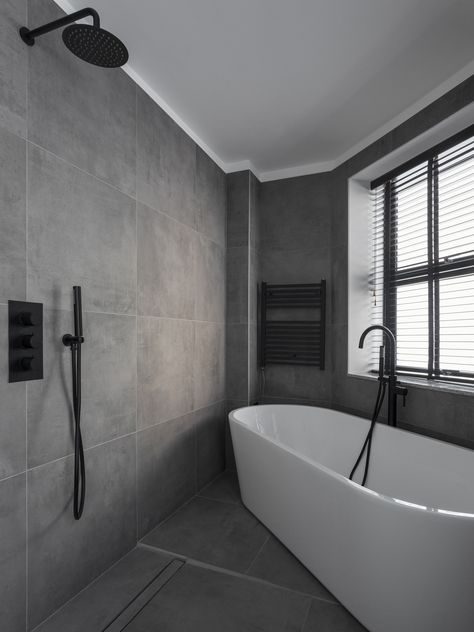 Grey Bathroom Ideas With Black Fixtures, Dark Grey Ensuite, Gray Bathroom Black Fixtures, Large Grey Tile Bathroom, Bathroom Dark Grey Tiles, Dark Grey Modern Bathroom, Bathroom Ideas Dark Grey Tiles, Dark Grey Tiles Bathroom, Dark Grey And Black Bathroom