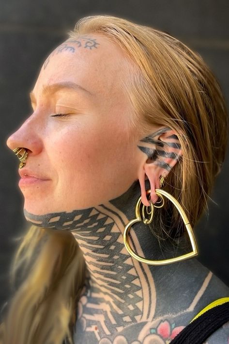 Gold Treasure, Tattoed Women, Cool Piercings, Mod Girl, Neck Tattoos, Body Suit Tattoo, Piercing Studio, Tattoed Girls, Ear Weights