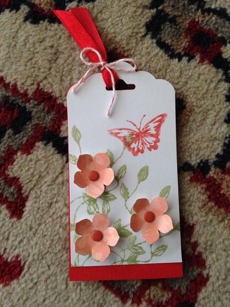 Spring tag for treat bags and more. Real Red & White cardstock, Pear Pizzaz and Calypso Coral markers, petal punch and scallop tag punch. Easter Tags Handmade, Tag Cards, Tags Diy, Birthday Gift Tags, Embellishment Diy, Card Embellishments, Gift Tags Diy, Birthday Tags, Scrapbook Tag