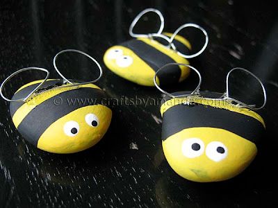 Rock Bees: an adorable and easy craft to do with kids! Bee Rocks, Camping Crafts For Kids, Summer Camp Crafts, Summer Crafts For Kids, Crafts For Boys, Bee Crafts, Easy Craft Projects, Pet Rocks, Camping Crafts