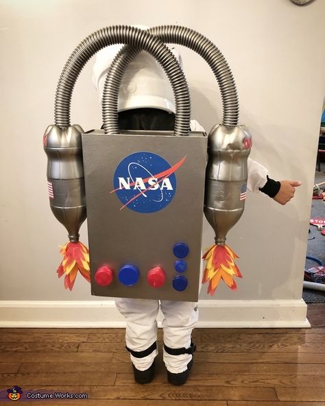 Diy Astronaut Costume, Astronaut Diy, Astronaut Halloween Costume, Kids Astronaut Costume, Astronaut Halloween, Space Costumes, Astronaut Costume, Astronaut Helmet, Jet Pack