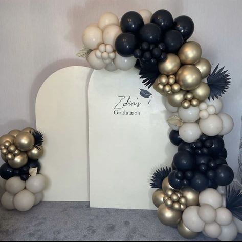 Black And Gold Graduation Backdrop, Black And Beige Centerpieces, Gold And Black Backdrop Ideas, Balloon Arch Graduation Party, Backyard Graduation Party Decorations, 21 Birthday Backdrop Ideas, Graduation Backdrops, Nursing Party, 30th Ideas