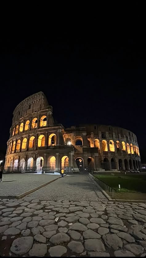 Rome Italy Aesthetic Night, Italy Night Aesthetic, Italy Rome Aesthetic, Aesthetics Night, Italy At Night, Night In Italy, Rome Italy Photography, Italy Night, Rome Aesthetic