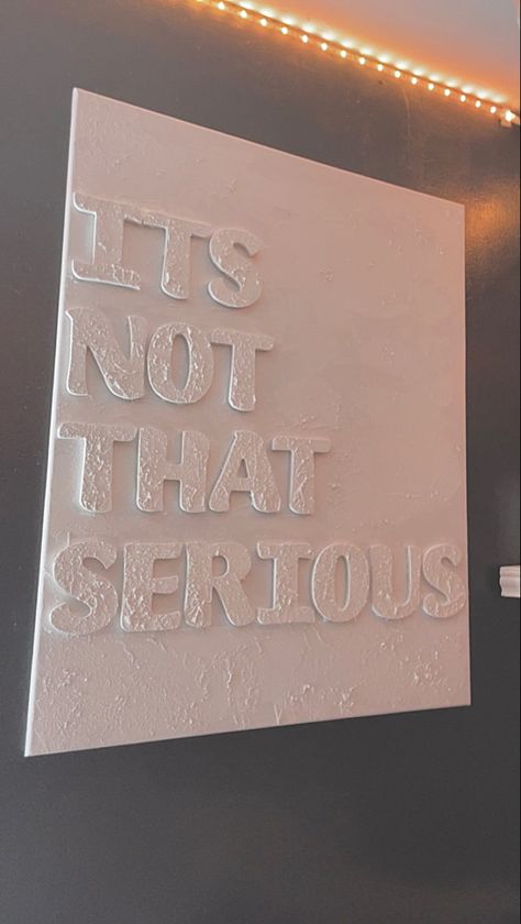 “Its not that serious” Trendy Crafts For 2024, Letters On Canvas, Diy Living Room Decor, Dorm Art, College Apartment Decor, Apartment Art, College Room, Simple Canvas Paintings, Easy Canvas Art