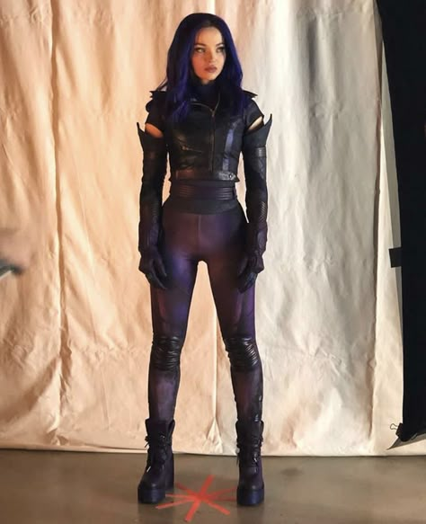 White Queen Costume, Disney Descendants Costume, Mal Costume, Dave Cameron, Descendants Pictures, Descendants Costumes, Mal Descendants, Disney Descendants Movie, Descendants Characters