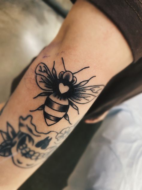 Honey Bee Tattoo Traditional, Honeybee Tattoo Ideas, Black Shading Tattoo, Bee Tattoo Traditional, Habibi Tattoo, Traditional Bee Tattoo, Bee And Flower Tattoo, Brand New Tattoos, Honey Bee Tattoo