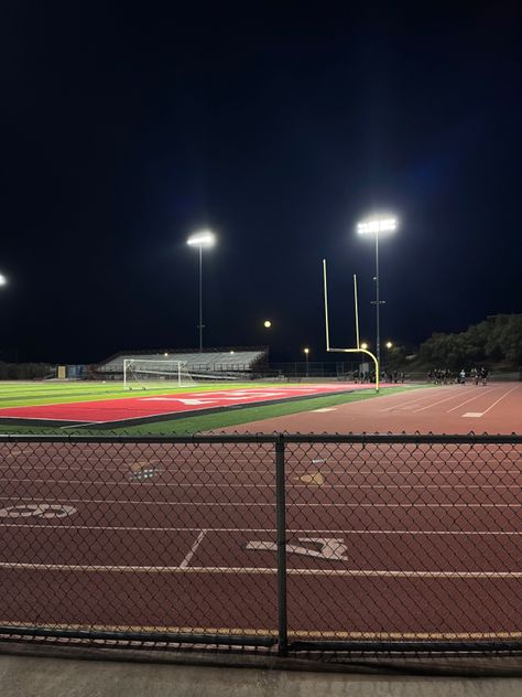 Sports Club Aesthetic, Sports Guy Aesthetic, College Athlete Aesthetic Male, University Sports Aesthetic, Sport Student Aesthetic, Trackstar Aesthetic, School Sport Aesthetic, College Sports Aesthetic, Sport Boy Aesthetic