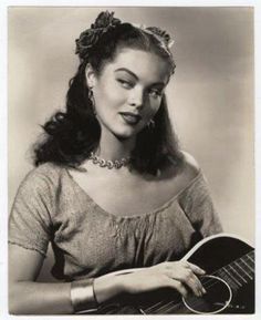 Miss Amber Rose: Style Inspiration - Vintage Mexicana! Dona Drake, Amber Rose Style, Mexican Hairstyles, 1940s Women, Style Inspiration Vintage, Spanish Woman, Mexican Fashion, Mexican Women, Retro Pin Up