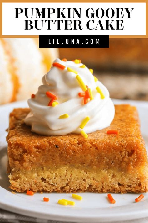 This two layer Pumpkin Gooey Butter Cake is moist, DELICIOUS, and perfect for any fall festivity! The dessert consists of a buttery cake-like bottom layer, plus a creamy layer of pumpkin puree, cream cheese, cinnamon, nutmeg, and powdered sugar. Top it off with whipped cream, and you have yourself a tasty fall treat! #pumpkingooeybuttercake #pumpkincake #gooeybuttercake #buttercake #pumpkin Gooey Pumpkin Butter Cake, Pumpkin Butter Cake, Chili Bread, Pumkin Cake, Pumpkin Gooey Butter Cake, Pumpkin Pasta Bake, Pumpkin Spice Waffles, Amazing Snacks, Ooey Gooey Butter Cake