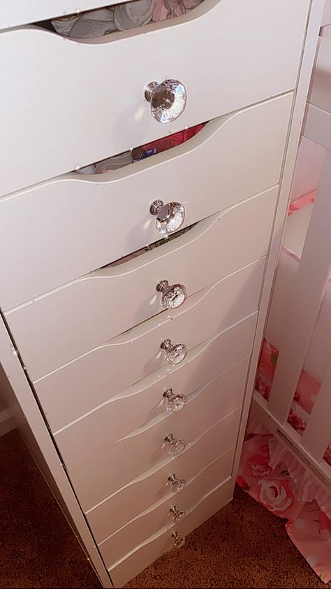 Drawer handle design