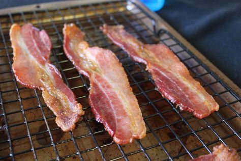 The Easiest, No-Mess Way to Cook Bacon Best Way To Cook Bacon, Bacon Recipes Breakfast, Bacon Crisps, Bacon In The Oven, Cooking Bacon, Baked Bacon, Bacon Breakfast, Cooking For A Crowd, Slow Cook