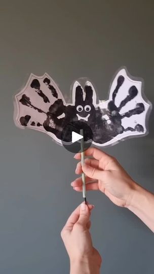 Bat Kids Craft, Halloween Art For Toddlers, Summer School Crafts, Halloween Lesson, Preschool Rooms, October Crafts, Halloween Arts And Crafts, Toddler Arts And Crafts, Halloween Preschool