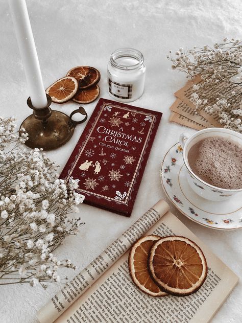 Comfy Christmas Aesthetic, Christmas Flatlay Instagram, Christmas And Books Aesthetic, Christmas Book Photography, Books And Christmas Aesthetic, Cozy Christmas Book Aesthetic, Christmas Book Photoshoot, Books Christmas Aesthetic, Christmas Aesthetic Books