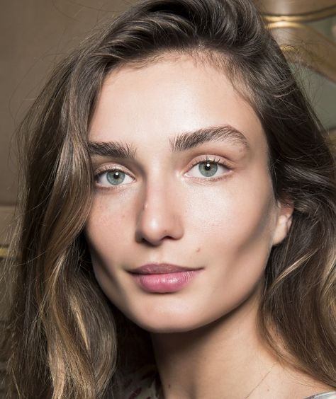 The Secret to Getting Perfectly Feathered Brows Lies in These Eyebrow Brushes via @ByrdieBeauty Overplucked Eyebrows, Eyebrow Growth Oil, Feathered Brows, Eyebrow Styles, Feather Brows, Eyebrow Hacks, Makeup 101, Eyebrow Growth, Piercing Septum