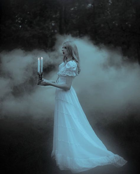 Cool Photoshoot, Fog Photography, Dead Bride, Gothic Photography, Halloween Photography, Goth Wedding, Fantasy Photography, Halloween Photoshoot, Halloween Inspo