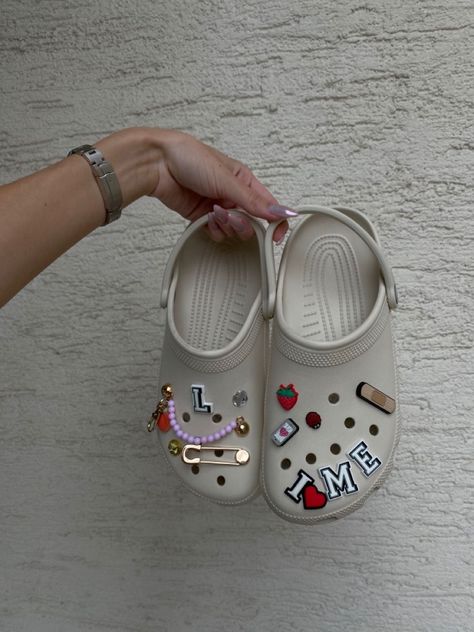 Jibbitz Crocs Ideas, Beige Crocs, Croc Jibbitz Ideas, Jibbitz Ideas, Crocs With Jibbitz, Crocs Aesthetic, Crocs With Charms, Jibbitz Crocs, Styling Crocs