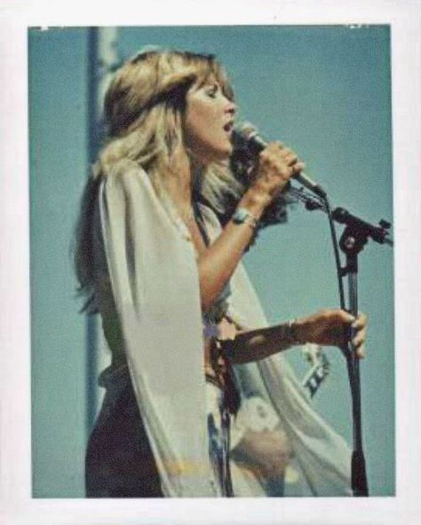 stevie nicks Romain Gary, Stevie Nicks Style, Lindsey Buckingham, Stevie Nicks Fleetwood Mac, She Wolf, We Will Rock You, Singing In The Rain, David Gilmour, Axl Rose