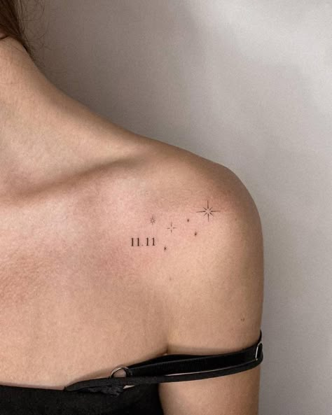 "11.11" and stars tattooed on the shoulder. Tattoo Pequeños Mujer, Star Tattoo On Shoulder, 11 11 Tattoo, Cute Shoulder Tattoos, 11 Tattoo, Aesthetic Tattoo Ideas, Small Star Tattoos, Shoulder Blade Tattoo, Tattoos Infinity