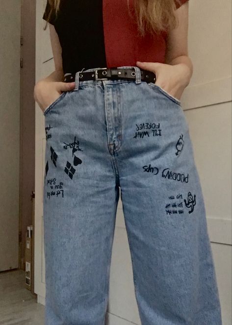 In this pin you see oversized jeans with Harley Quinn’s leg tattoos drawn on. Black Cropped Sweater, Jeans Diy, Fabric Markers, Paint Stain, Black Crop, Cropped Sweater, Harley Quinn, Mom Jeans, Markers