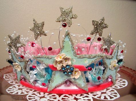 Someday I will make myself a crown :)    http://www.flickr.com/photos/holiday_jenny/ Handmade Crown, Crown Party, Diy Crown, Paper Crowns, Crown Hat, Fancy Nancy, Birthday Crown, Photo Cake, Interesting Photos