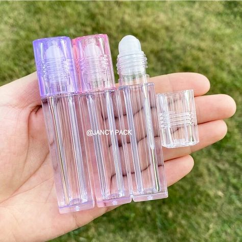 Lip Gloss Oil, Lipgloss Tubes, Lip Gloss Containers, Lip Jelly, Purple Bottle, Makeup Containers, Makeup For Hazel Eyes, Nice Lips, Lipstick Tube