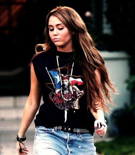 Miley Cyrus Old Miley Cyrus, Hannah Montana Forever, Miley Stewart, Miley Cyrus Style, Hannah Montana, Girl Crushes, Miley Cyrus, Image Gallery, Favorite Celebrities