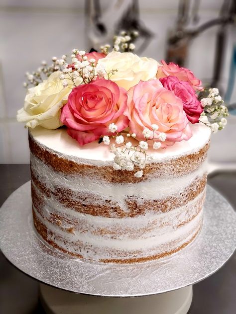 Simple Birthday Cake With Flowers, Bare Cake With Flowers, Fresh Flowers Cake Design, Fresh Flower Cake Ideas, One Tier Cake With Flowers, Naked Cakes With Flowers, Cakes With Flowers On Top, Nude Cake Ideas, Fresh Flower Cake Decoration