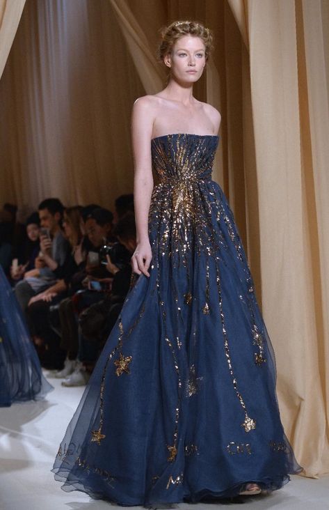 Star dress Valentino Couture Spring 2015 Carpet Outfits, Valentino Dress, Haute Couture Dresses, Gala Dresses, Couture Gowns, Glam Dresses, Fancy Outfits, Fall Fashion Outfits, Ladies Dress Design